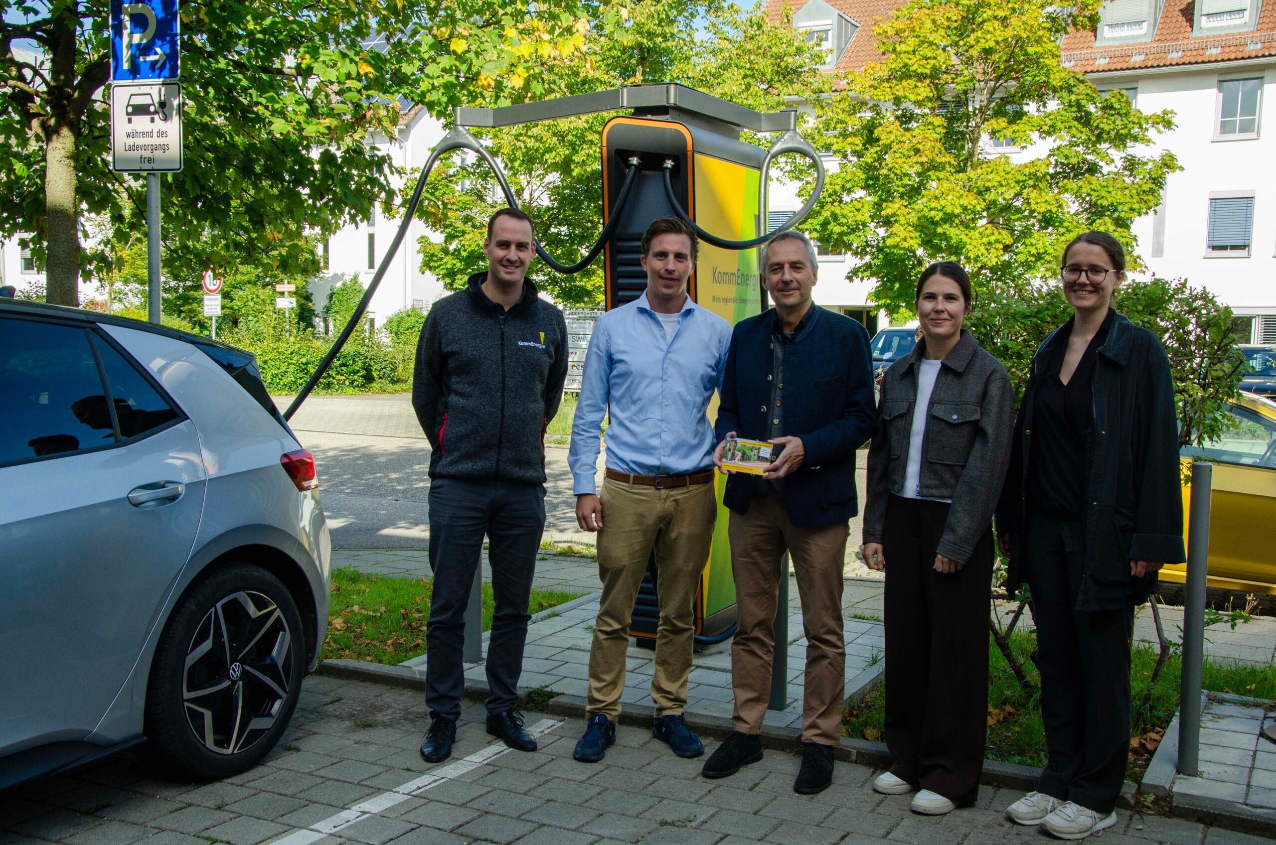 Das Foto zeigt von links nach rechts Konrad Schneller, Leiter Vertrieb bei der KommEnergie, Joshua Wörl, Marktleiter des AEZ im Ikarus-Center, den ersten Bürgermeister der Stadt Puchheim, Herrn Norbert Seidl, Miriam Schickaneder, Leiterin Operations bei der KommEnergie und die Mobilitätsbeauftragte der Stadt Puchheim, Carla Lohner.